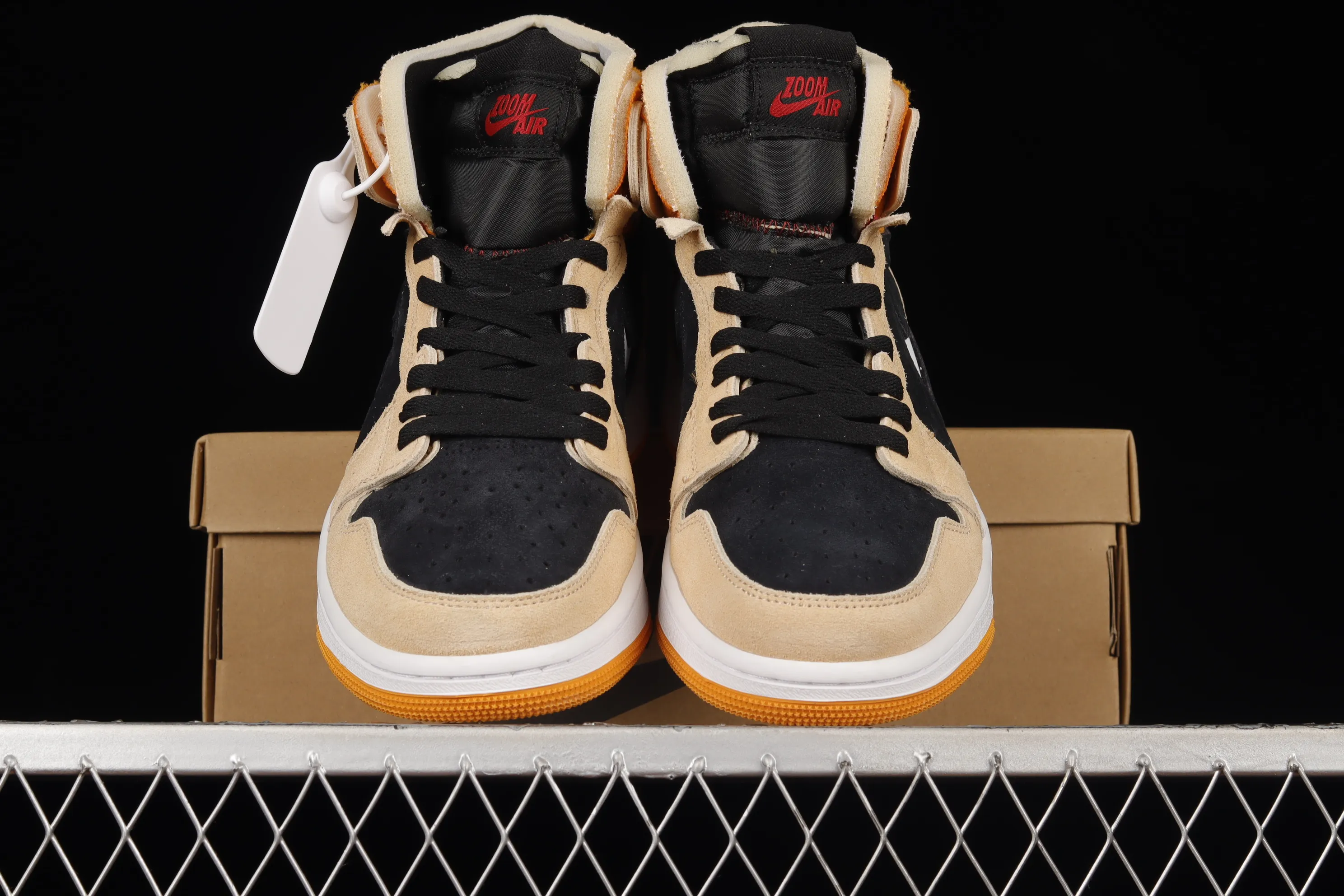 All categories Air Jordan Jordan series basketball shoes Air Jordan 1 High Air Jordan 1 Zoom CMFT AJ1 Joe 1 white, black and yellow color matching CT0978-200